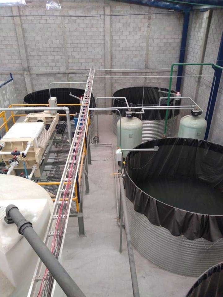 Un almacén lleno de muchos tanques y tuberías.