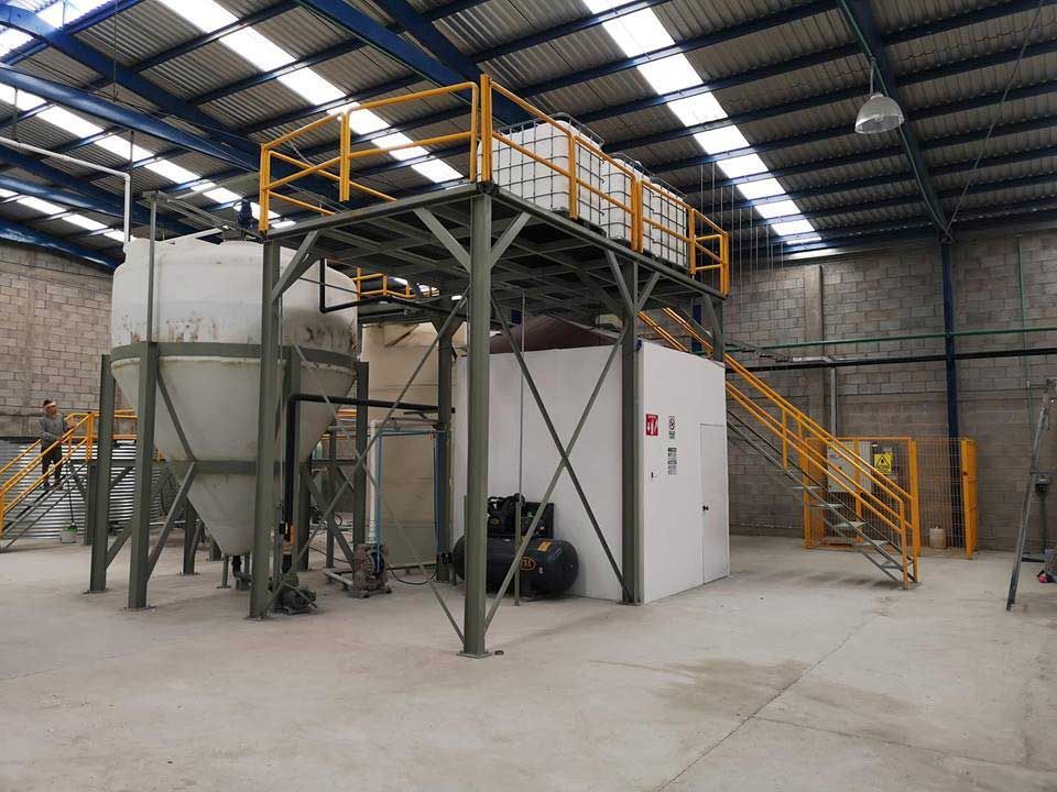 Un gran almacén con mucha maquinaria y escaleras.