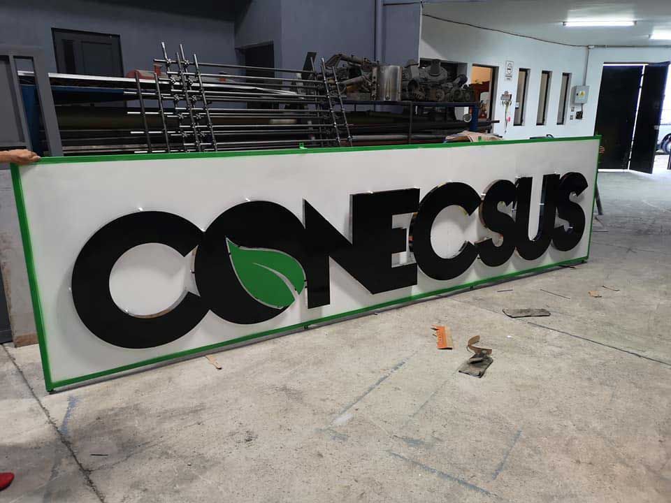 Un gran cartel con la palabra conecsus en él.