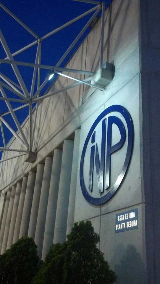 Un edificio con un gran logo de GP en él.