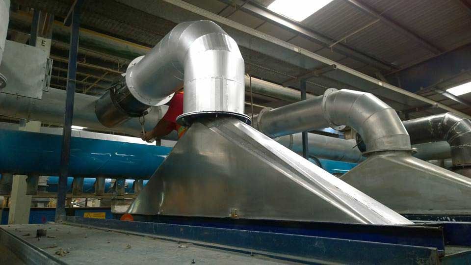 Una fábrica con muchas tuberías y conductos.