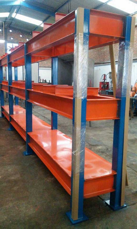 Una fila de estantes naranjas y azules en un almacén.