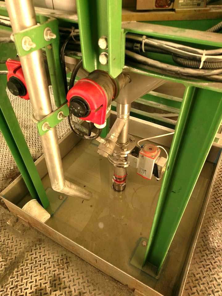 Un primer plano de una máquina con un botón rojo.