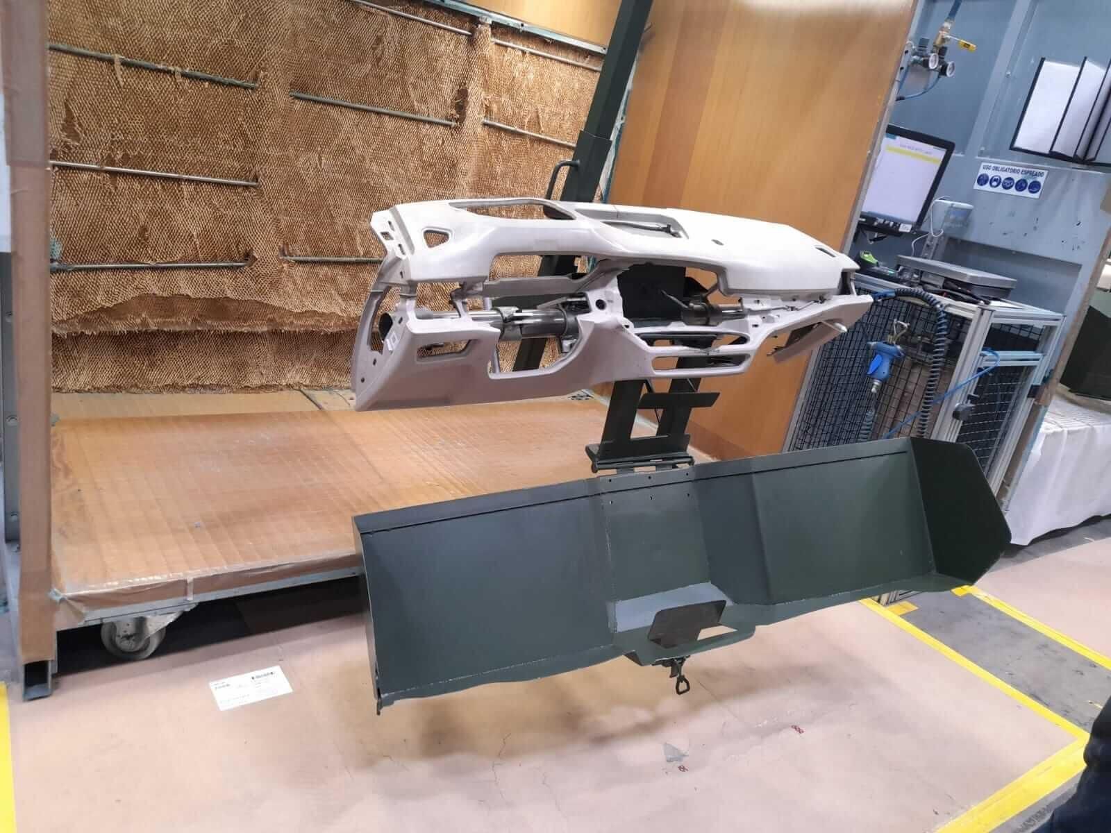 Un modelo de un automóvil está sobre una mesa en una fábrica.