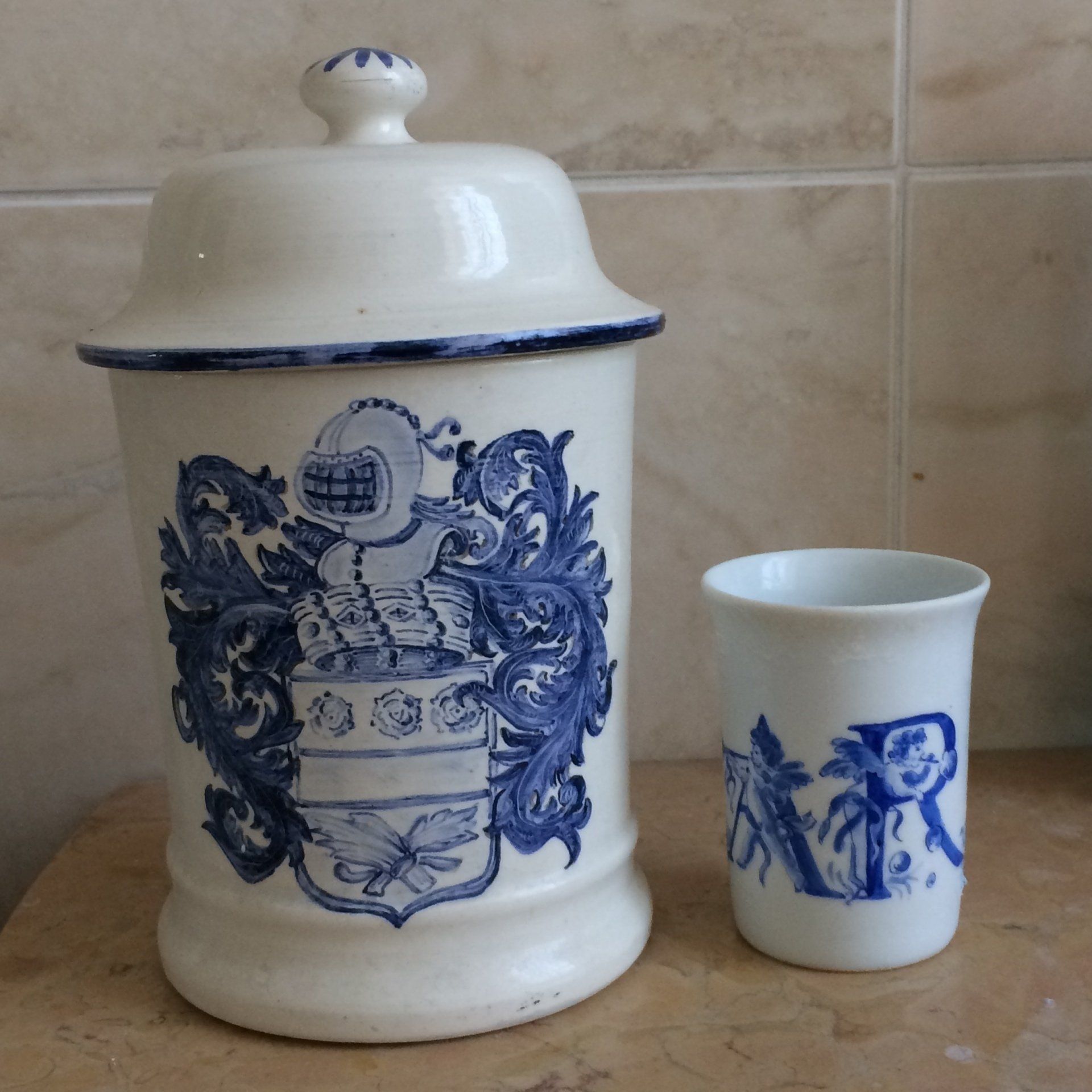 animali, cani, gatti, cavalli,  quadri, ritratti, dipinti, su misura, animali vestiti, oggetti, arredi, uova dipeinte, piatti, decorazioni, trompe, fiori, stencil, decoupage, carta, colla, matita, pennello, olio su tela , riviste, pubblicazioni, eventi, Marina Rigolone, artista, pittrice, decoratrice,