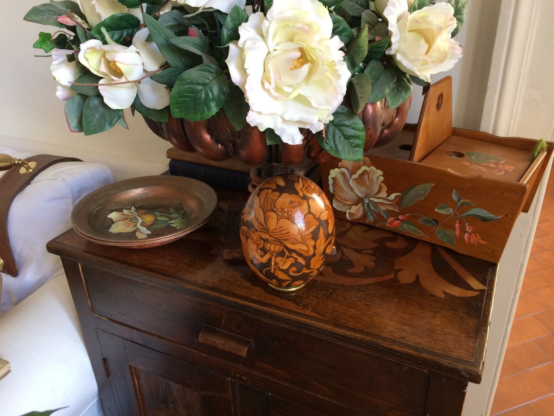 animali, cani, gatti, cavalli,  quadri, ritratti, dipinti, su misura, animali vestiti, oggetti, arredi, uova dipeinte, piatti, decorazioni, trompe, fiori, stencil, decoupage, carta, colla, matita, pennello, olio su tela , riviste, pubblicazioni, eventi, Marina Rigolone, artista, pittrice, decoratrice,