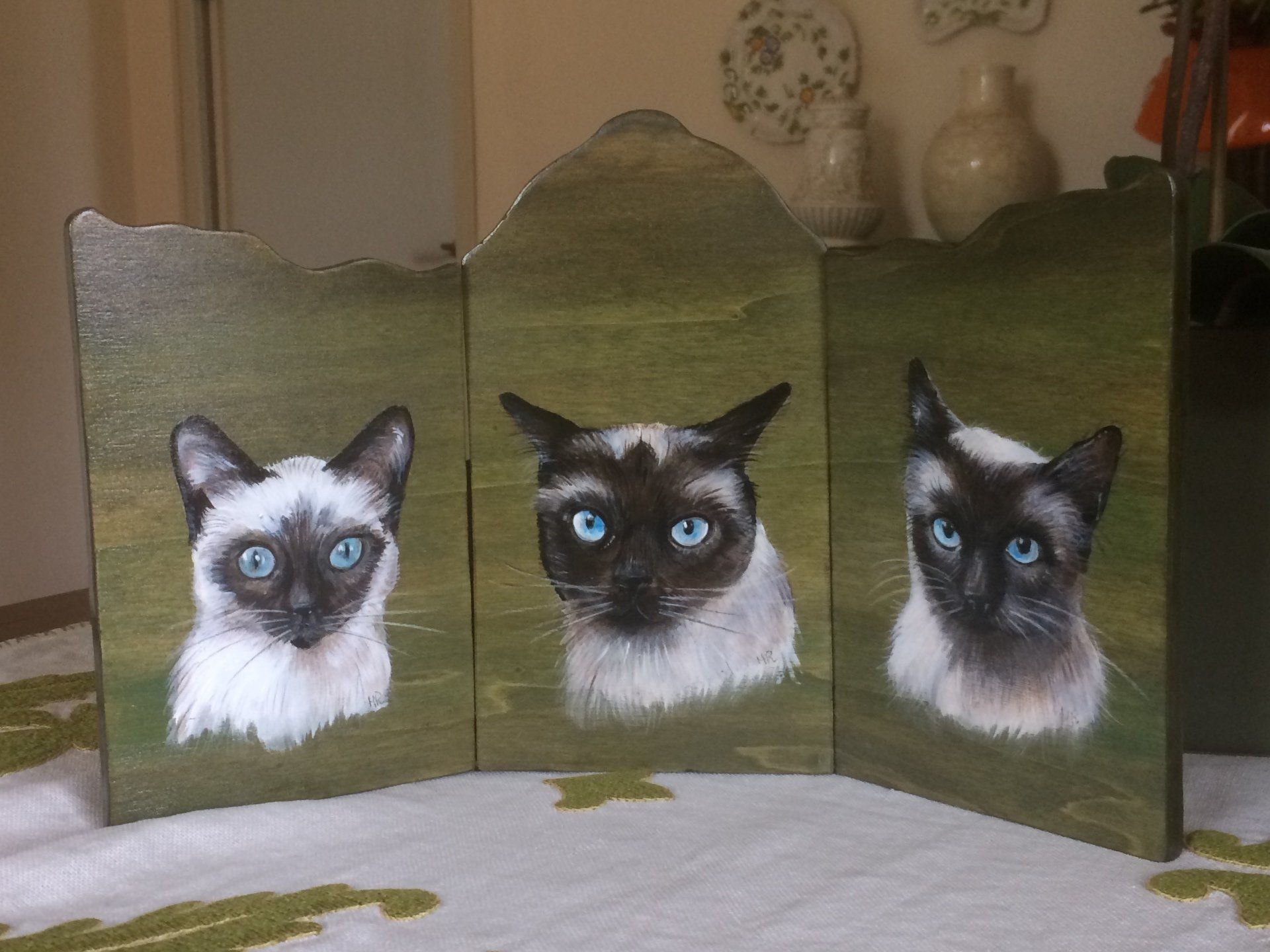 animali, cani, gatti, cavalli,  quadri, ritratti, dipinti, su misura, animali vestiti, oggetti, arredi, uova dipeinte, piatti, decorazioni, trompe, fiori, stencil, decoupage, carta, colla, matita, pennello, olio su tela , riviste, pubblicazioni, eventi, Marina Rigolone, artista, pittrice, decoratrice,