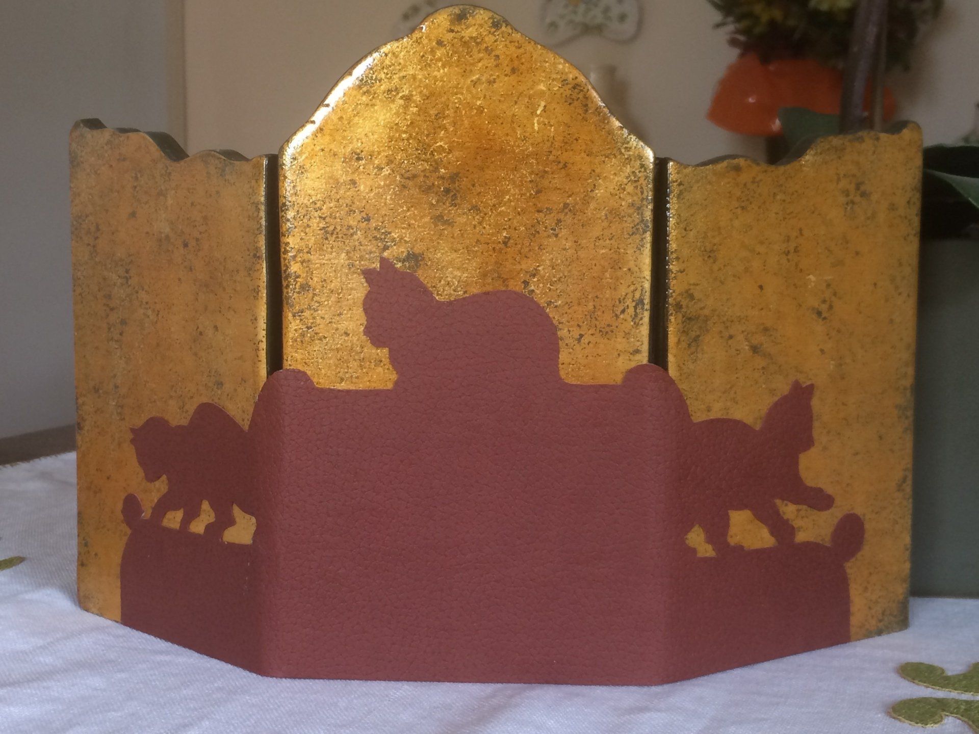 animali, cani, gatti, cavalli,  quadri, ritratti, dipinti, su misura, animali vestiti, oggetti, arredi, uova dipeinte, piatti, decorazioni, trompe, fiori, stencil, decoupage, carta, colla, matita, pennello, olio su tela , riviste, pubblicazioni, eventi, Marina Rigolone, artista, pittrice, decoratrice,