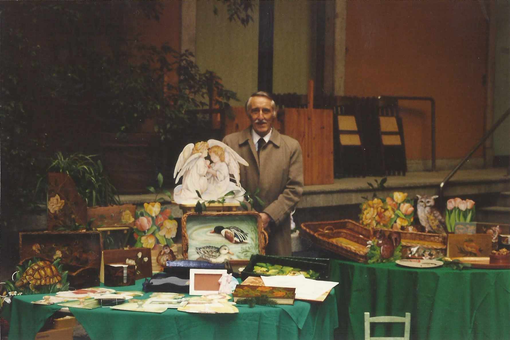 animali, cani, gatti, cavalli, quadri, ritratti, dipinti, su misura, animali vestiti, oggetti, arredi, uova dipeinte, piatti, decorazioni, trompe, fiori, stencil, decoupage, carta, colla, matita, pennello, olio su tela , riviste, pubblicazioni, eventi, Marina Rigolone, artista, pittrice, decoratrice,