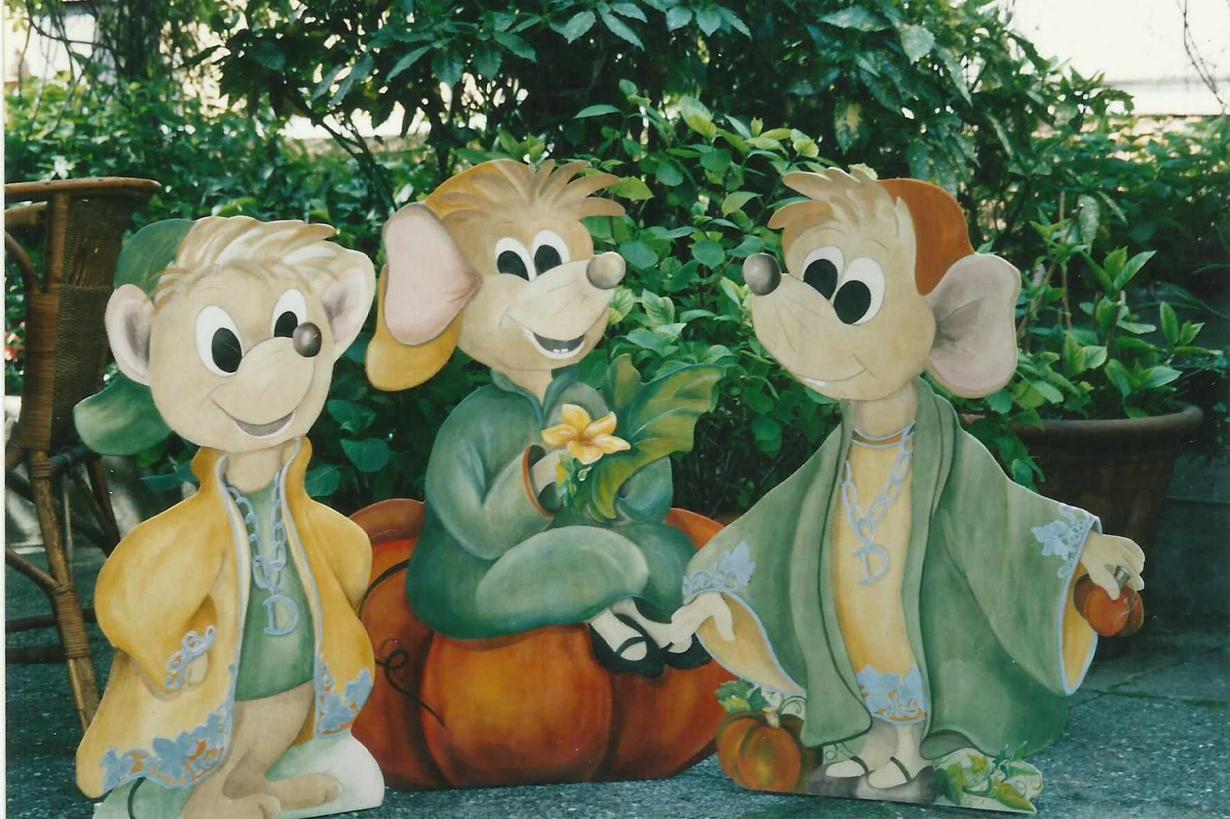 animali, cani, gatti, cavalli, quadri, ritratti, dipinti, su misura, animali vestiti, oggetti, arredi, uova dipeinte, piatti, decorazioni, trompe, fiori, stencil, decoupage, carta, colla, matita, pennello, olio su tela , riviste, pubblicazioni, eventi, Marina Rigolone, artista, pittrice, decoratrice,