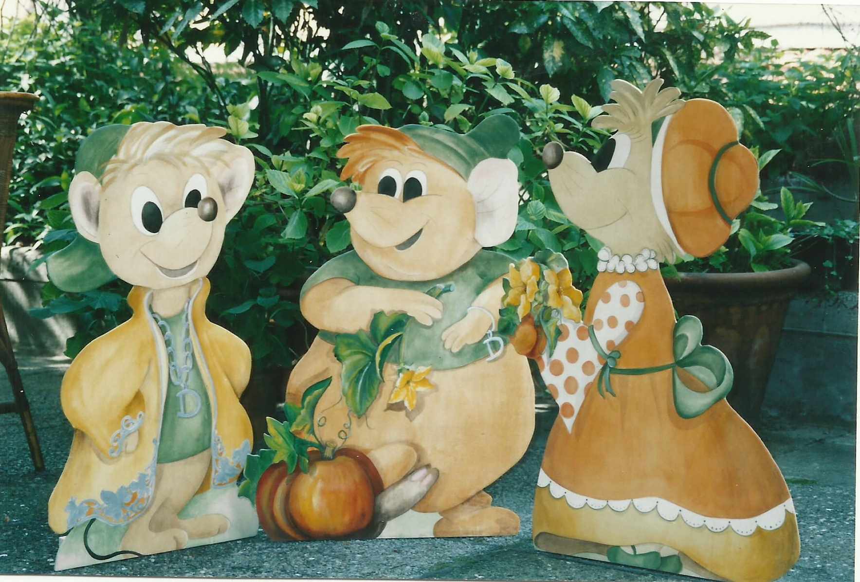 animali, cani, gatti, cavalli, quadri, ritratti, dipinti, su misura, animali vestiti, oggetti, arredi, uova dipeinte, piatti, decorazioni, trompe, fiori, stencil, decoupage, carta, colla, matita, pennello, olio su tela , riviste, pubblicazioni, eventi, Marina Rigolone, artista, pittrice, decoratrice,