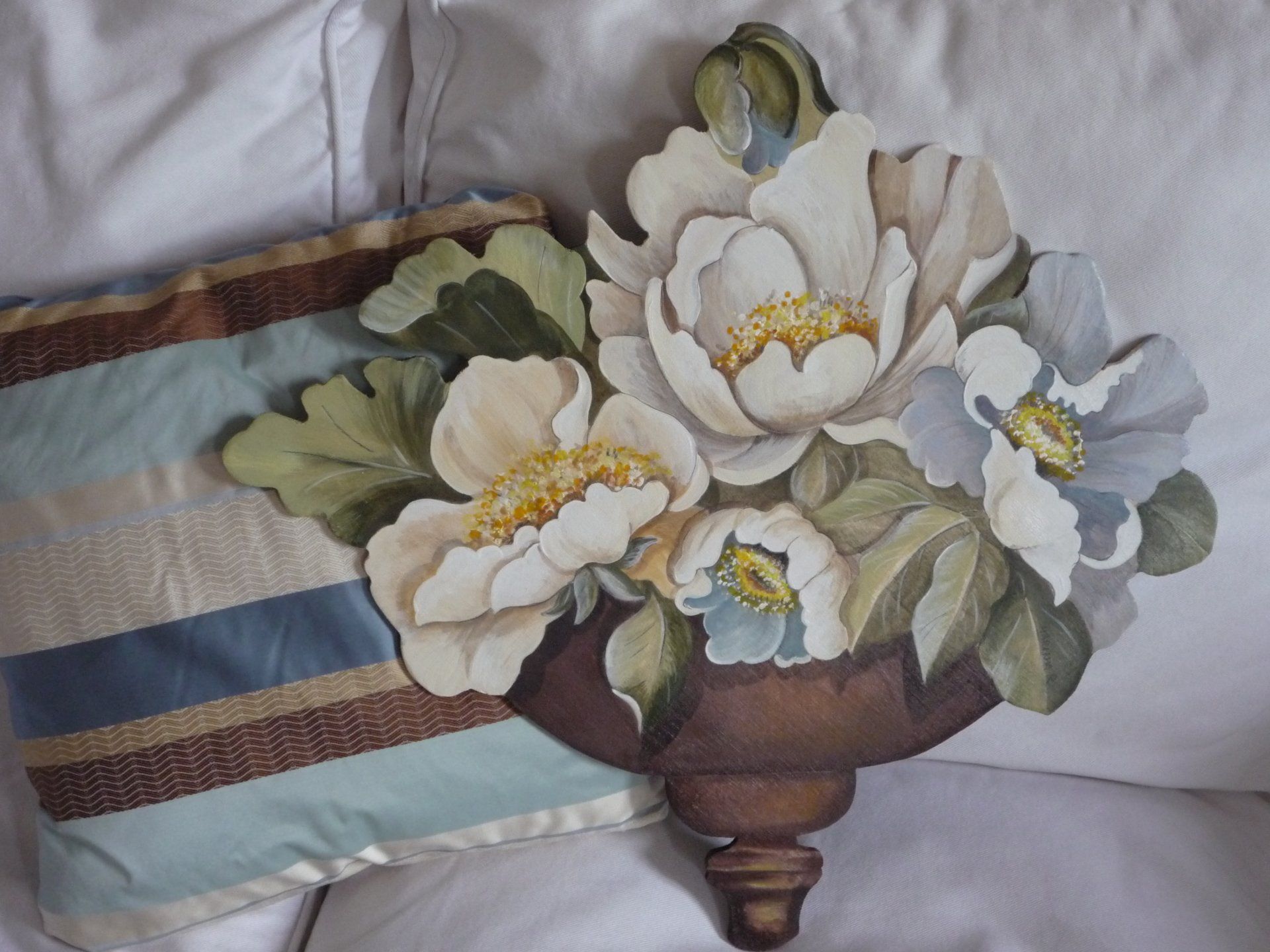 animali, cani, gatti, cavalli,  quadri, ritratti, dipinti, su misura, animali vestiti, oggetti, arredi, uova dipeinte, piatti, decorazioni, trompe, fiori, stencil, decoupage, carta, colla, matita, pennello, olio su tela , riviste, pubblicazioni, eventi, Marina Rigolone, artista, pittrice, decoratrice,