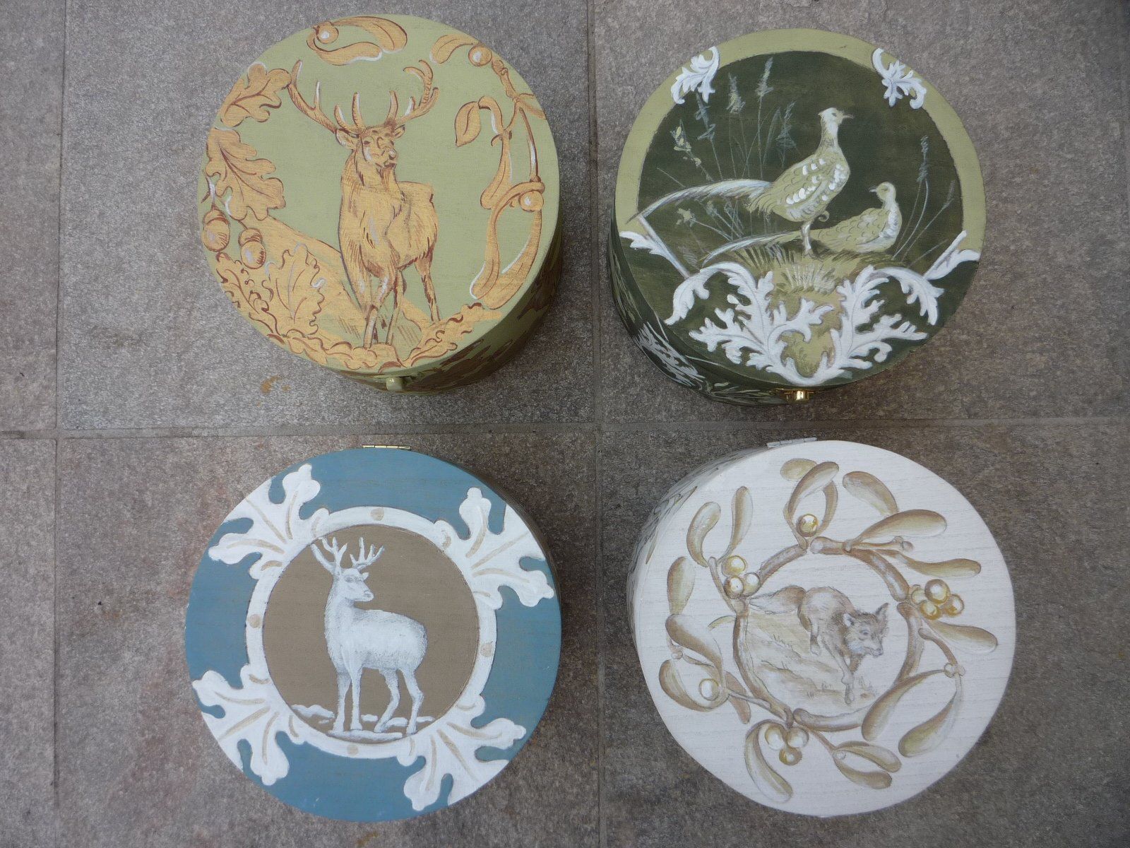 animali, cani, gatti, cavalli,  quadri, ritratti, dipinti, su misura, animali vestiti, oggetti, arredi, uova dipeinte, piatti, decorazioni, trompe, fiori, stencil, decoupage, carta, colla, matita, pennello, olio su tela , riviste, pubblicazioni, eventi, Marina Rigolone, artista, pittrice, decoratrice,