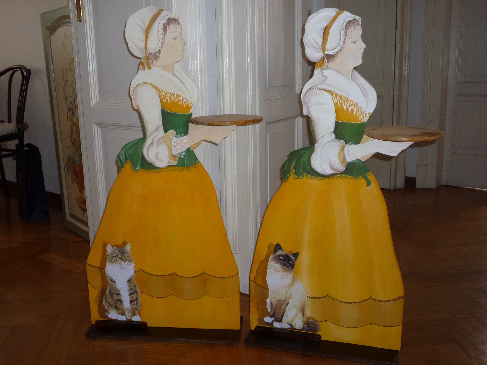 animali, cani, gatti, cavalli,  quadri, ritratti, dipinti, su misura, animali vestiti, oggetti, arredi, uova dipeinte, piatti, decorazioni, trompe, fiori, stencil, decoupage, carta, colla, matita, pennello, olio su tela , riviste, pubblicazioni, eventi, Marina Rigolone, artista, pittrice, decoratrice,