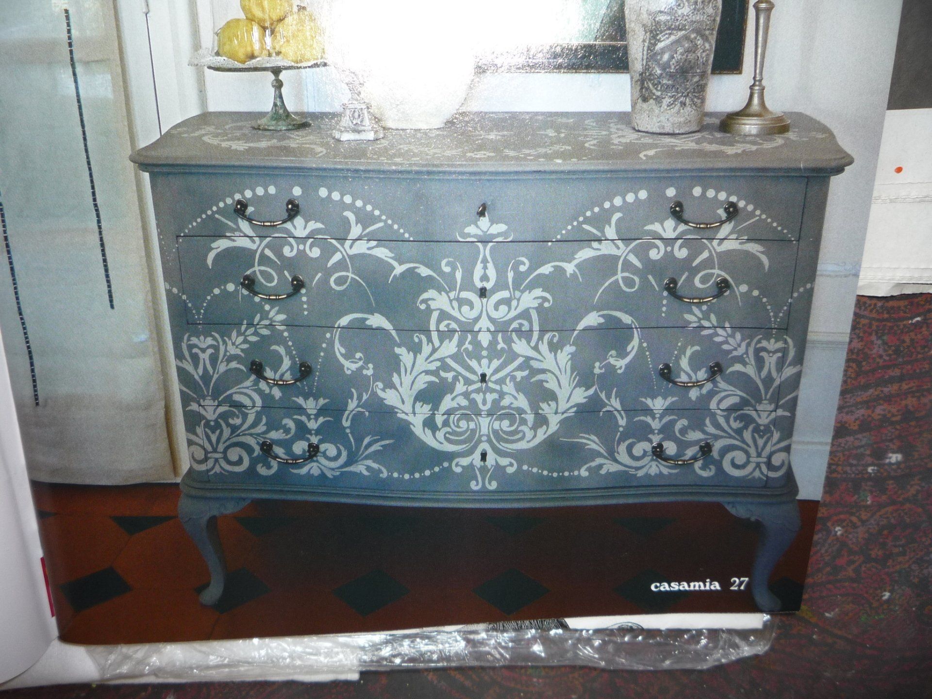 animali, cani, gatti, cavalli,  quadri, ritratti, dipinti, su misura, animali vestiti, oggetti, arredi, uova dipeinte, piatti, decorazioni, trompe, fiori, stencil, decoupage, carta, colla, matita, pennello, olio su tela , riviste, pubblicazioni, eventi, Marina Rigolone, artista, pittrice, decoratrice,