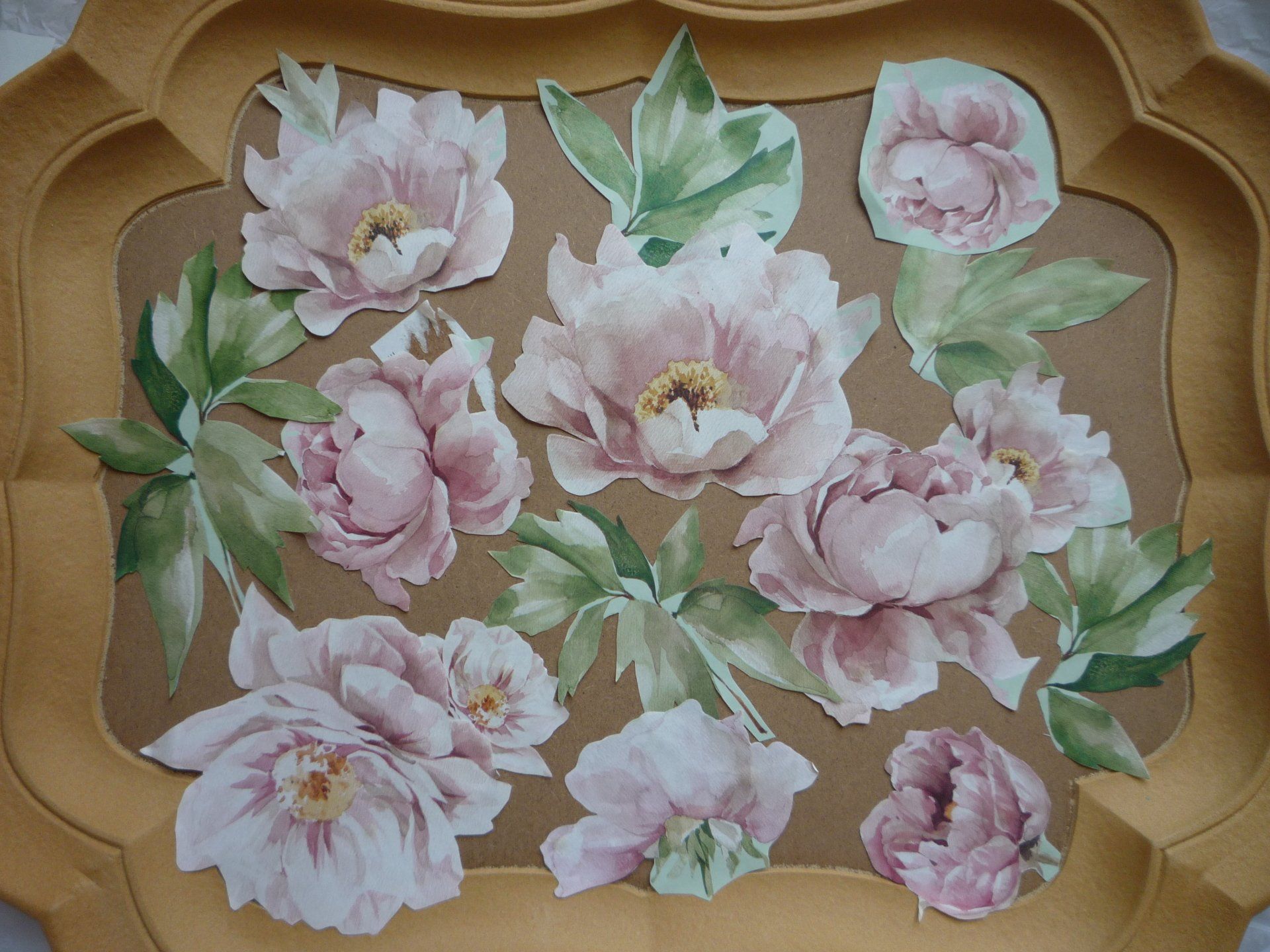 animali, cani, gatti, cavalli,  quadri, ritratti, dipinti, su misura, animali vestiti, oggetti, arredi, uova dipeinte, piatti, decorazioni, trompe, fiori, stencil, decoupage, carta, colla, matita, pennello, olio su tela , riviste, pubblicazioni, eventi, Marina Rigolone, artista, pittrice, decoratrice,