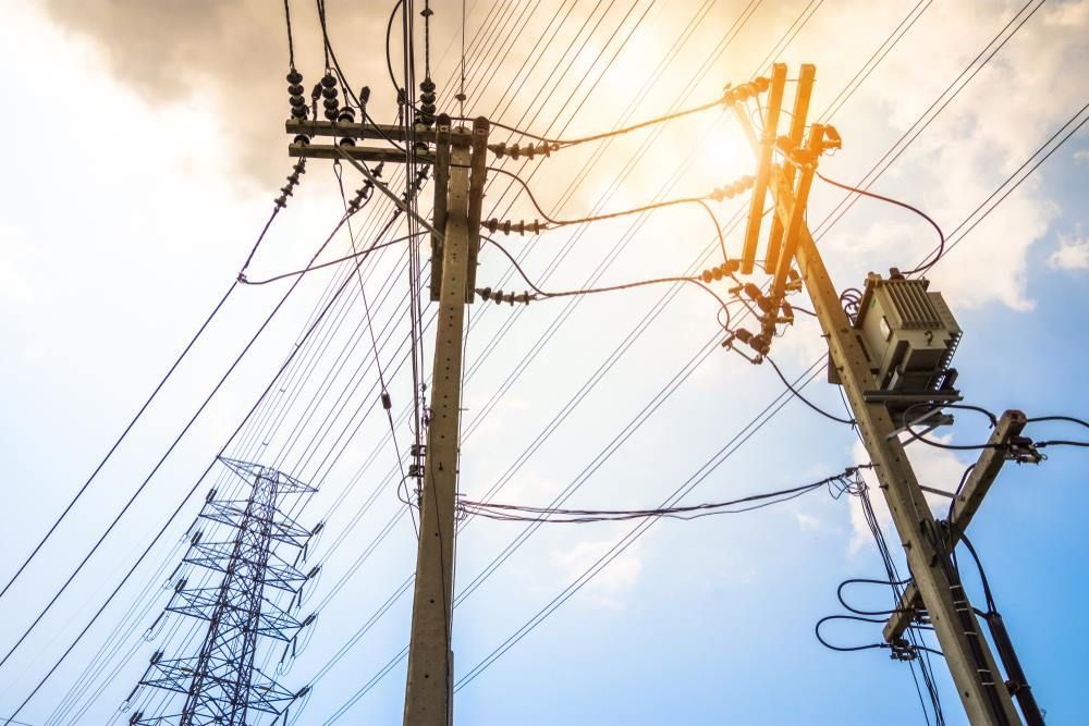 Looking Up at a Bunch of Power Lines Against a Blue Sky β Sapphire City Solar & Electrical In Inverell, NSW