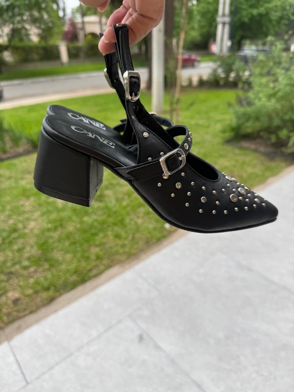 Stiletto negro con tachas