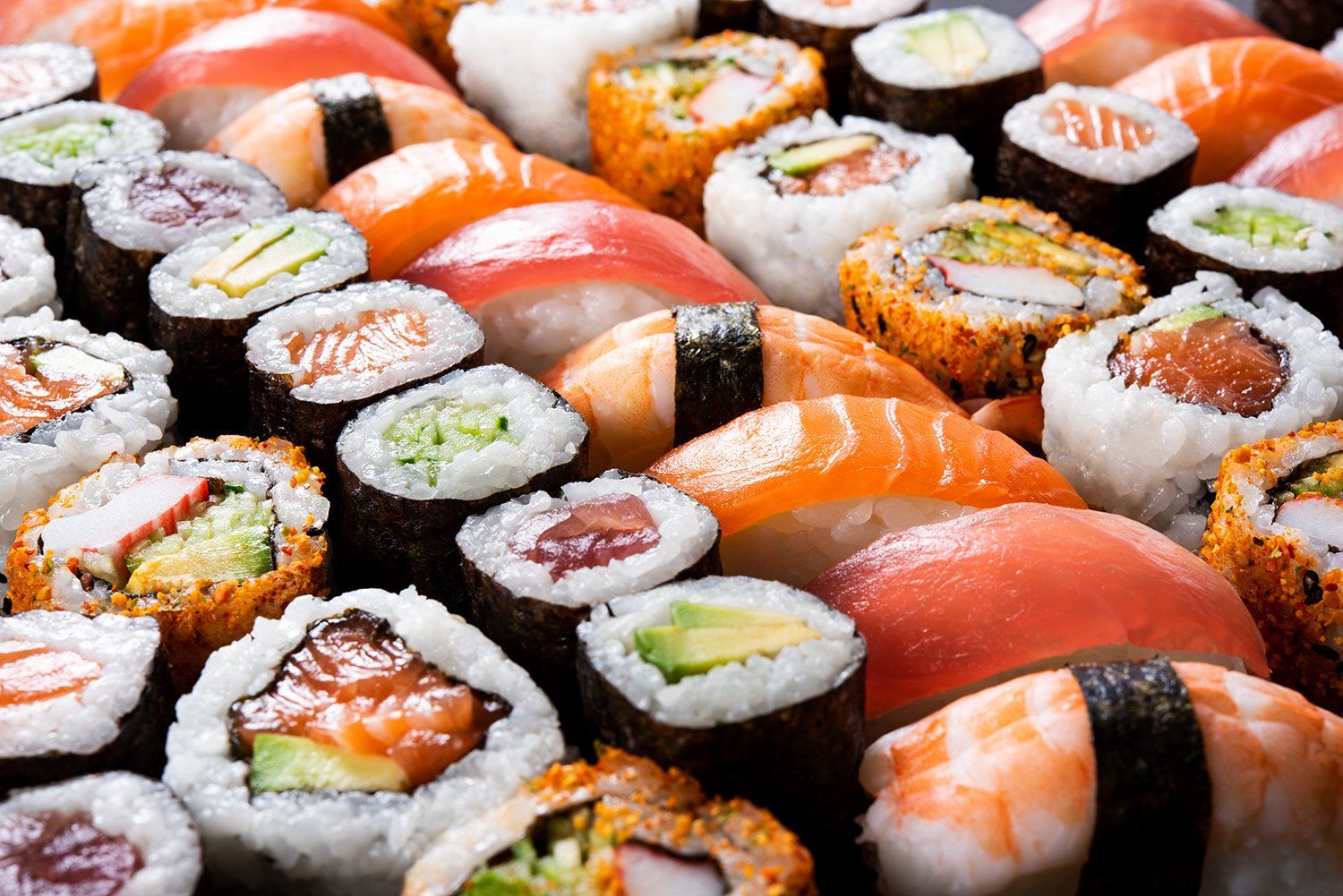 Sushi misto con pesce fresco