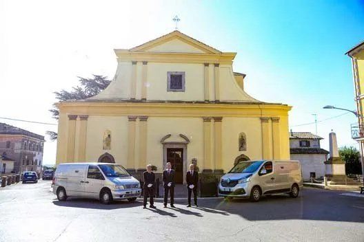 chiesa e auto funebri all'esterno