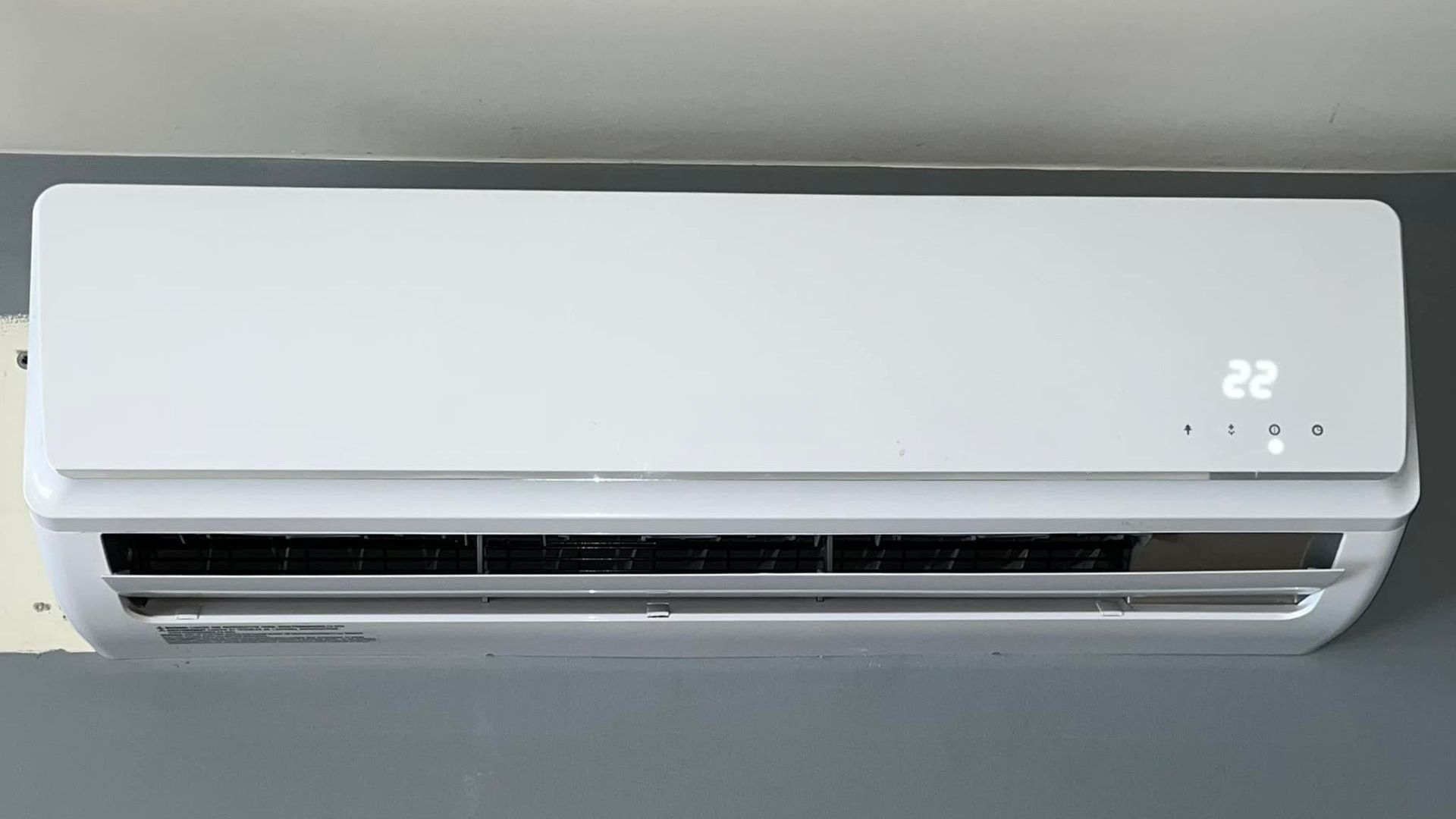 Un climatiseur blanc est accroché au mur.