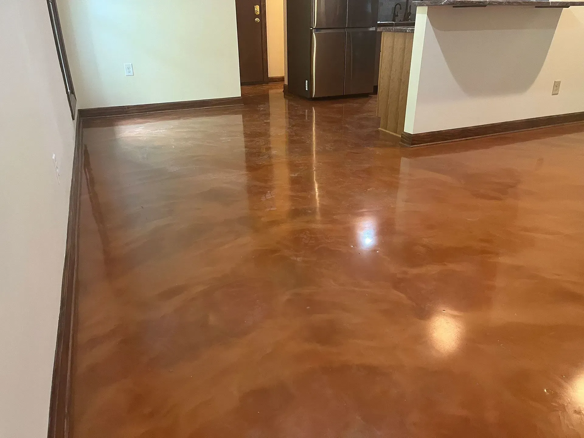 Shiny brown and gold epoxy floor in a room.