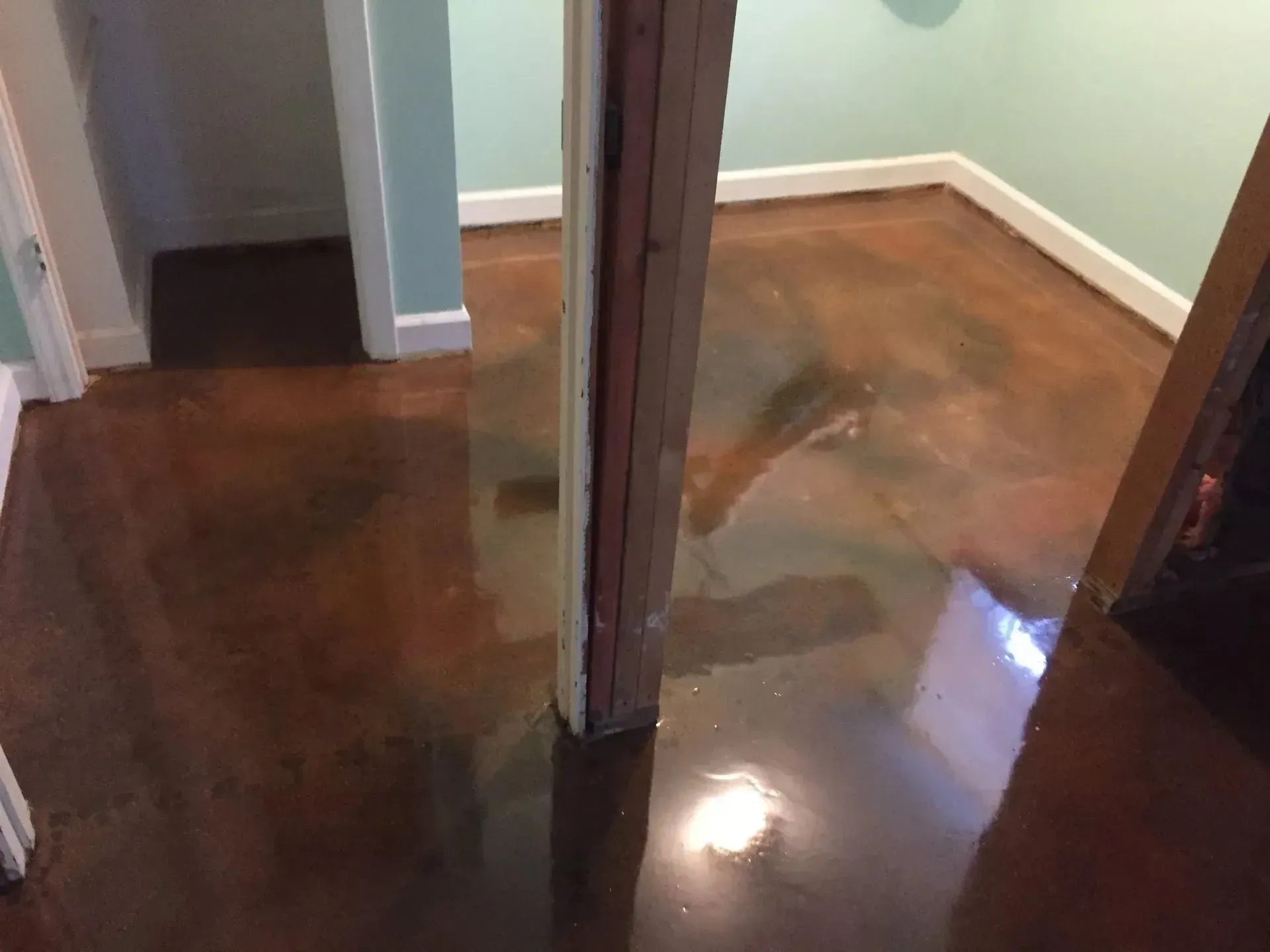 Metallic epoxy floor in a room, brown and bronze tones.