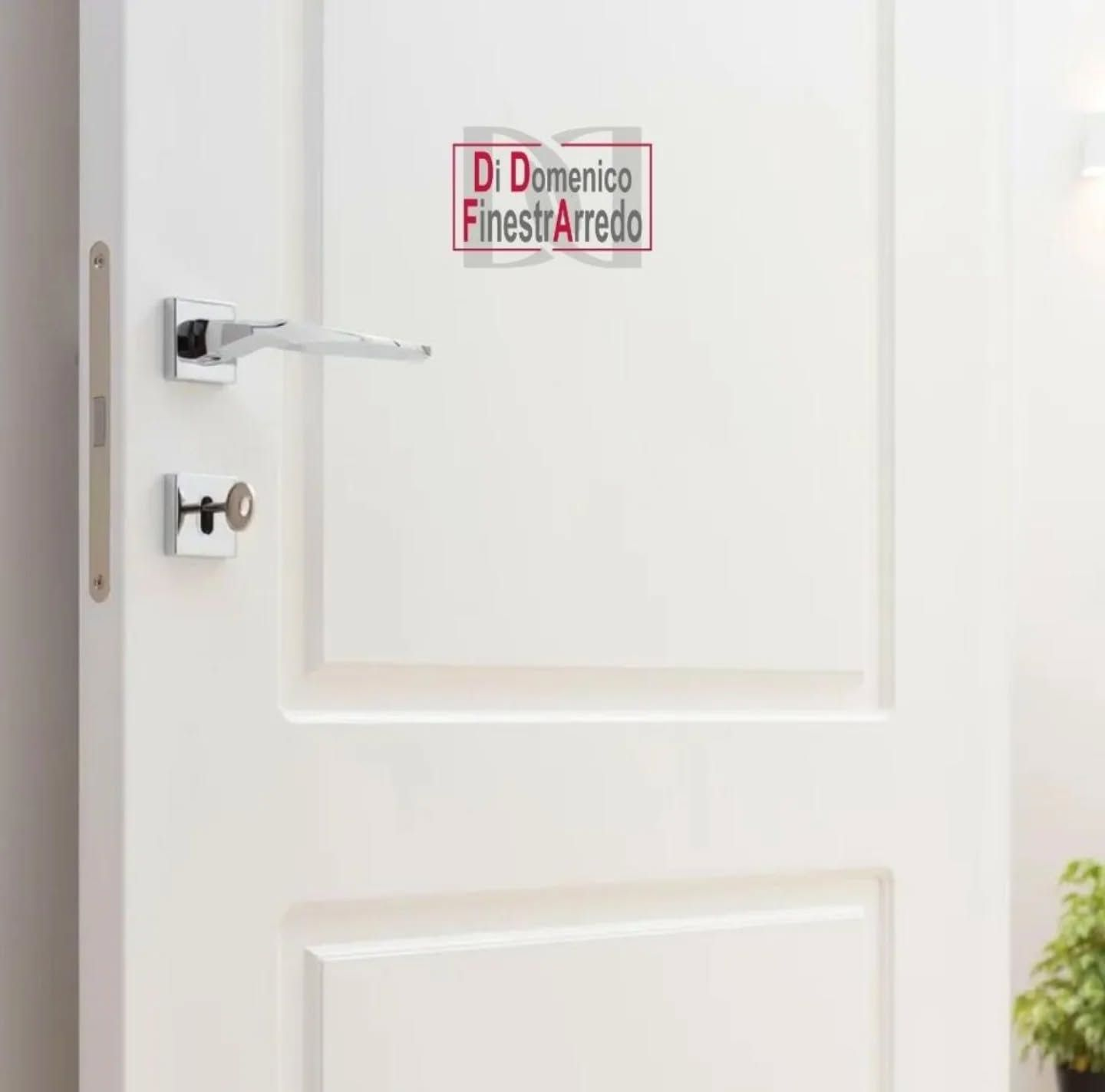 Porta bianca con ferramenta argentata e logo con la scritta 