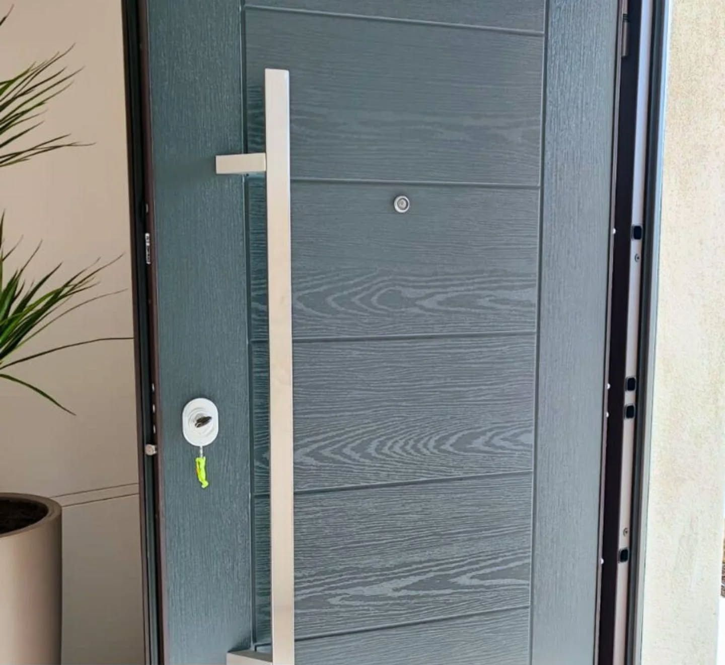 Porta d'ingresso grigia 