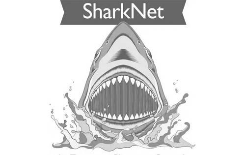 Logo di SharkNet con un grande squalo che emerge dall'acqua con la bocca aperta e il nome dell'azienda sopra.