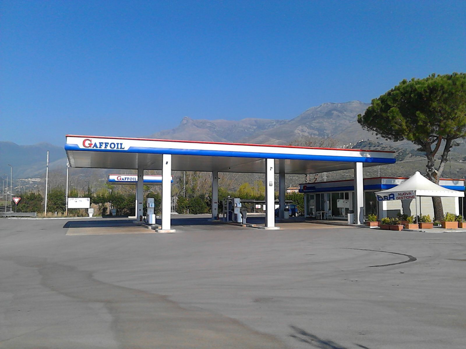 stazione rifornimento carburanti a minturnio