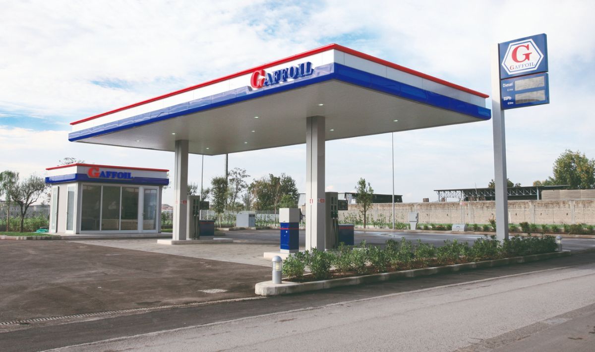 stazione carburanti a macerata