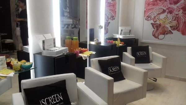 salone di parrucchieri con poltroncine beige e cuscini neri