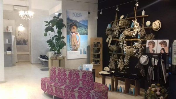 salone di parrucchieri con divanetto vintage