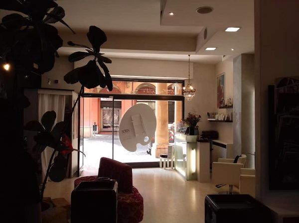 ingresso di un salone di parrucchieri