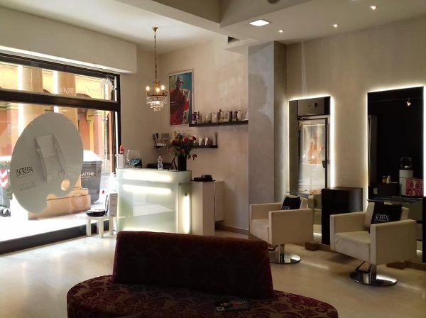 salone di hairstyling con poltroncine beige