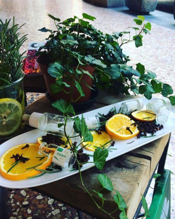 oli essenziali con fettine d'arancia