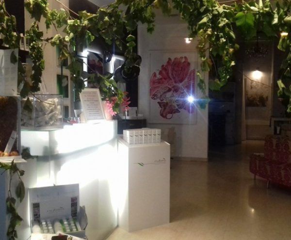 salone di bellezza con piante da interni