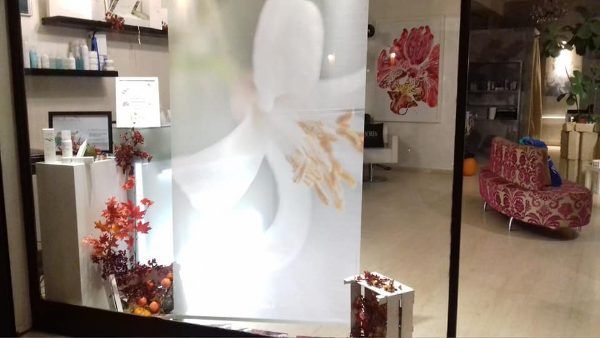 decorazioni floreali in un salone di parrucchieri
