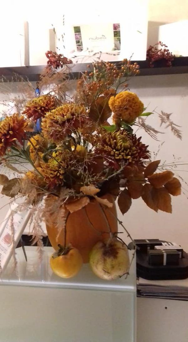 composizione floreale in un salone di parrucchieri