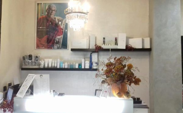 scaffali con prodotti professionali per parrucchieri