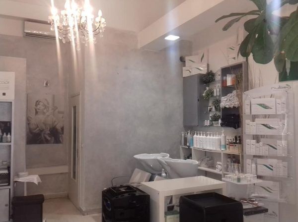 salone di bellezza con lampadario raffinato