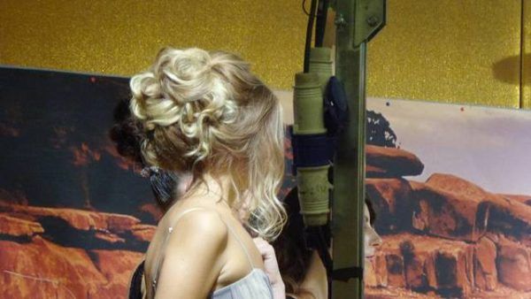 donna bionda con capelli raccolti