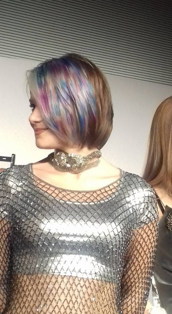 ragazza con mèches di vari colori