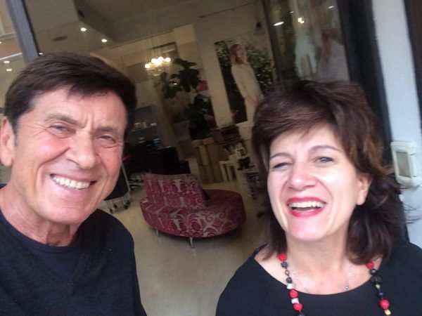 Gianni Morandi in un salone di parrucchieri