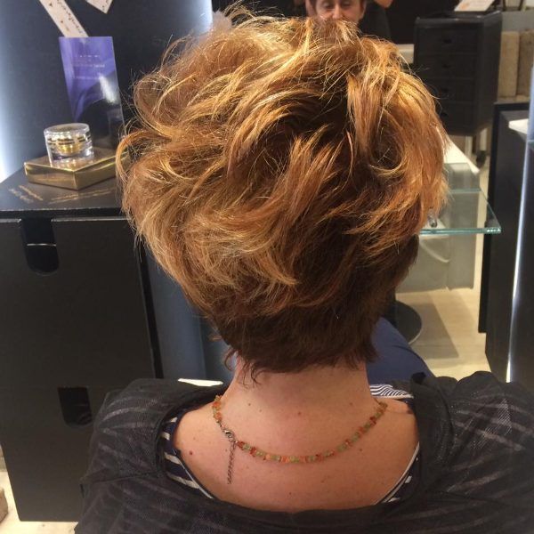 donna con capelli corti biondo caldo