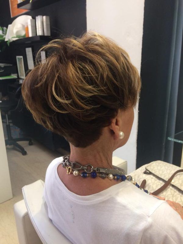 donna con capelli corti con colpi di sole biondi