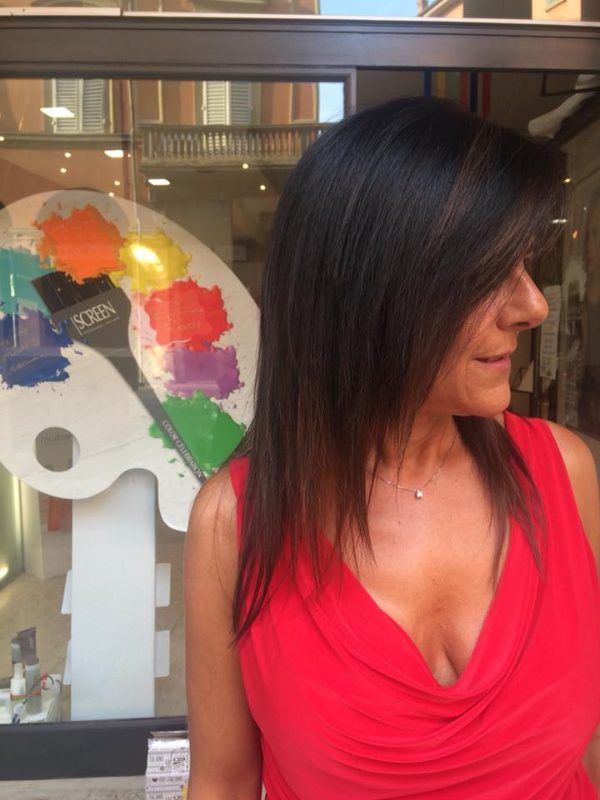 ragazza con capelli scuri e lisci