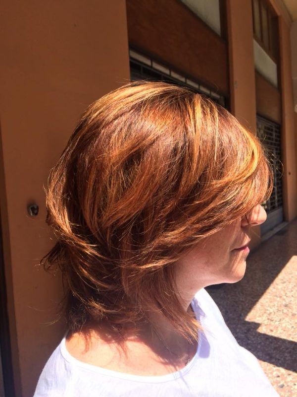 donna con capelli corti rossi