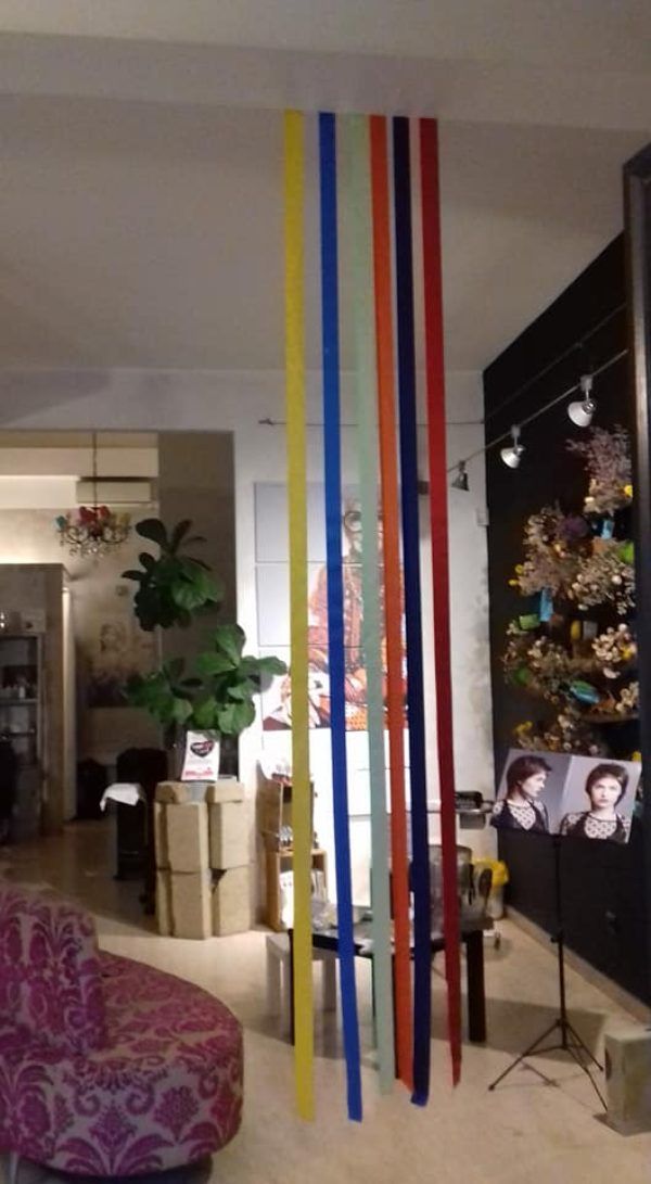 arredi colorati in un salone di parrucchieri